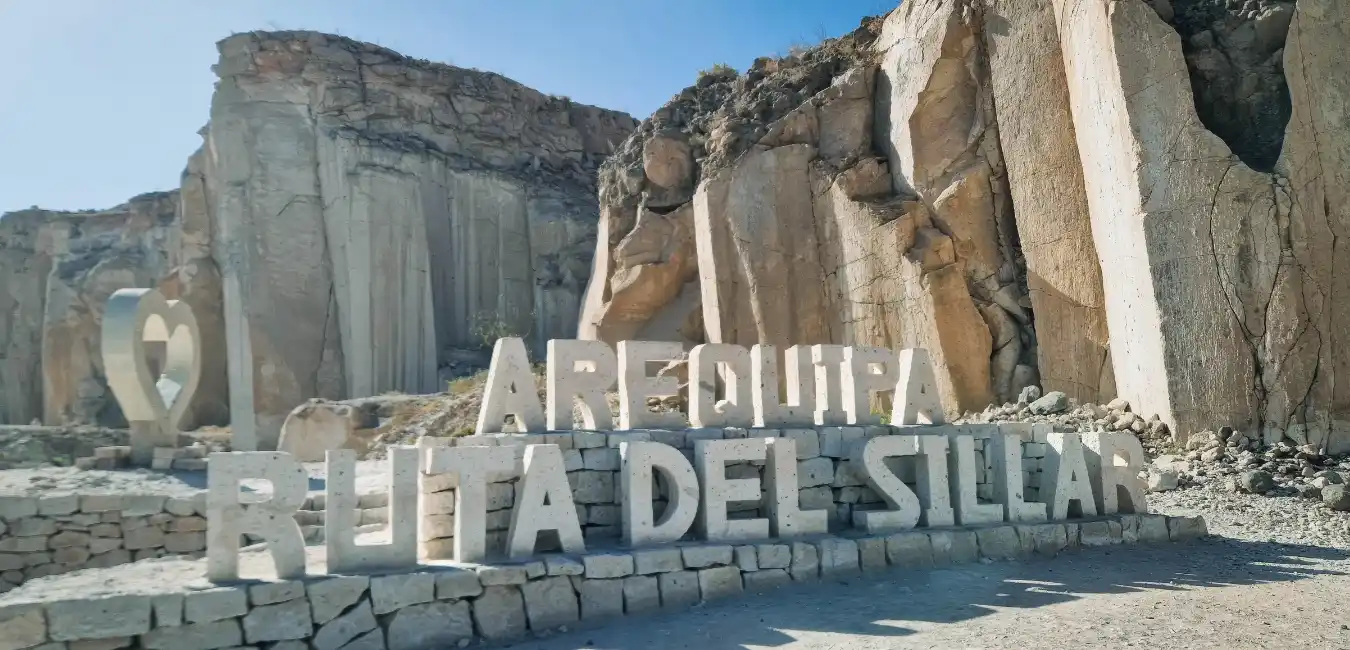 Visitors at the official Ruta del Sillar sign 
