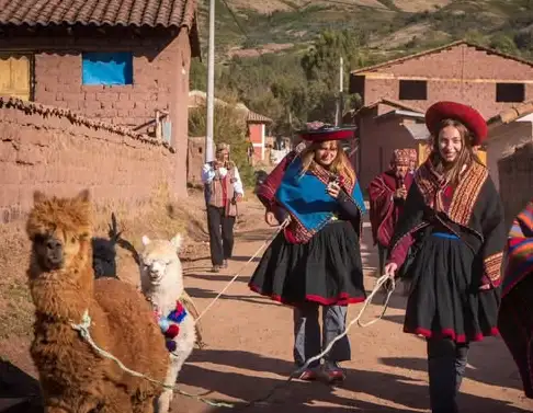 tourists-helping-communities-in-peru