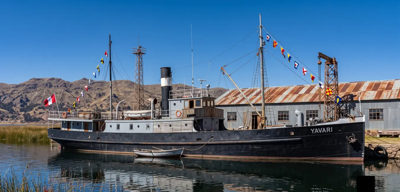 Primer barco de vapor Yaravi en el lago Titicaca