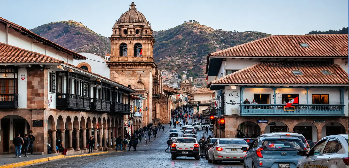 Vista panorámica de la Plaza de Armas de Cusco con la Catedral, calles coloniales y arquitectura histórica, uno de los lugares imprescindibles en un itinerario de 7 días por Perú.