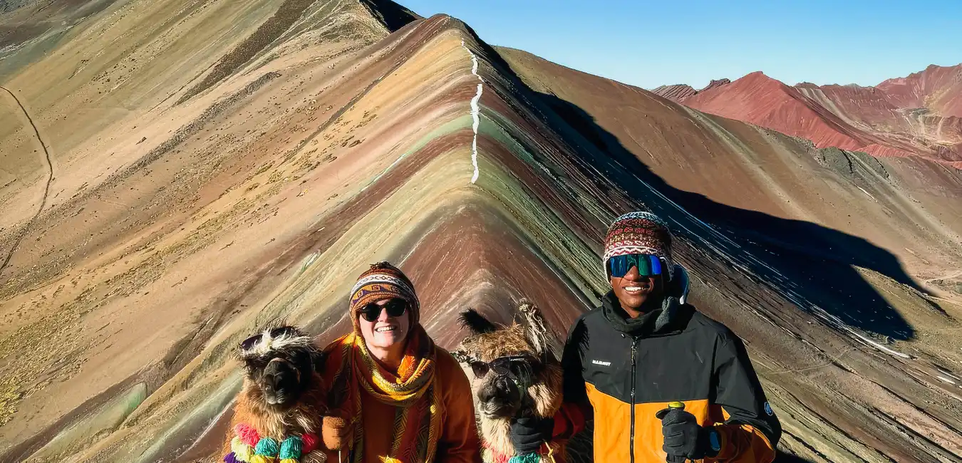 Travelers hiking to Rainbow Mountain 