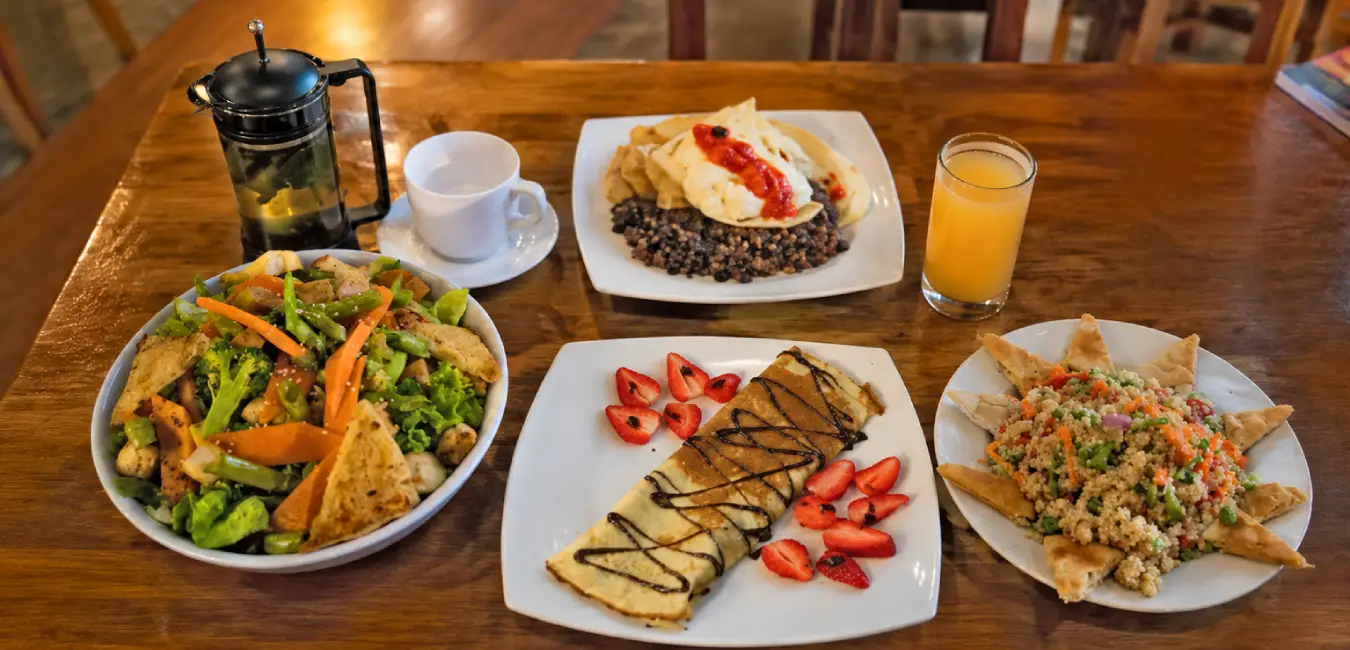 Presentation of crêpes and vegetarian food at a restaurant in Huaraz.