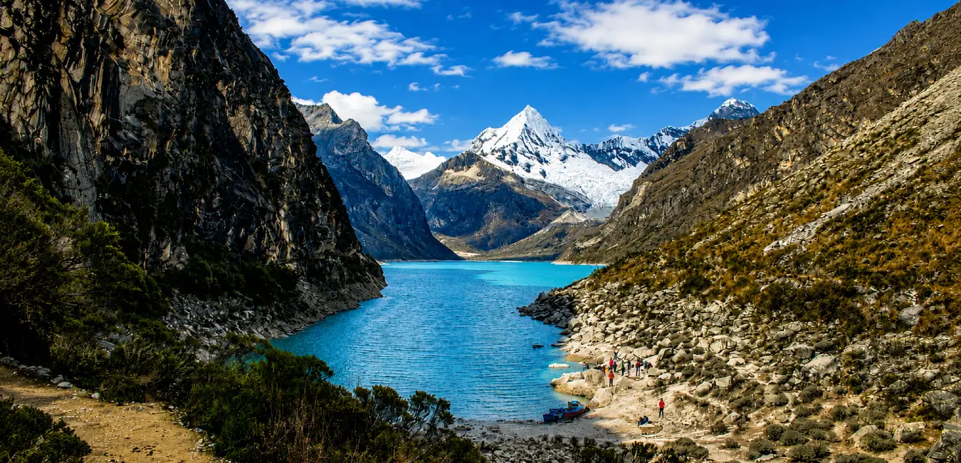  Beautiful turquoise lagoon on the Santa Cruz trek route.