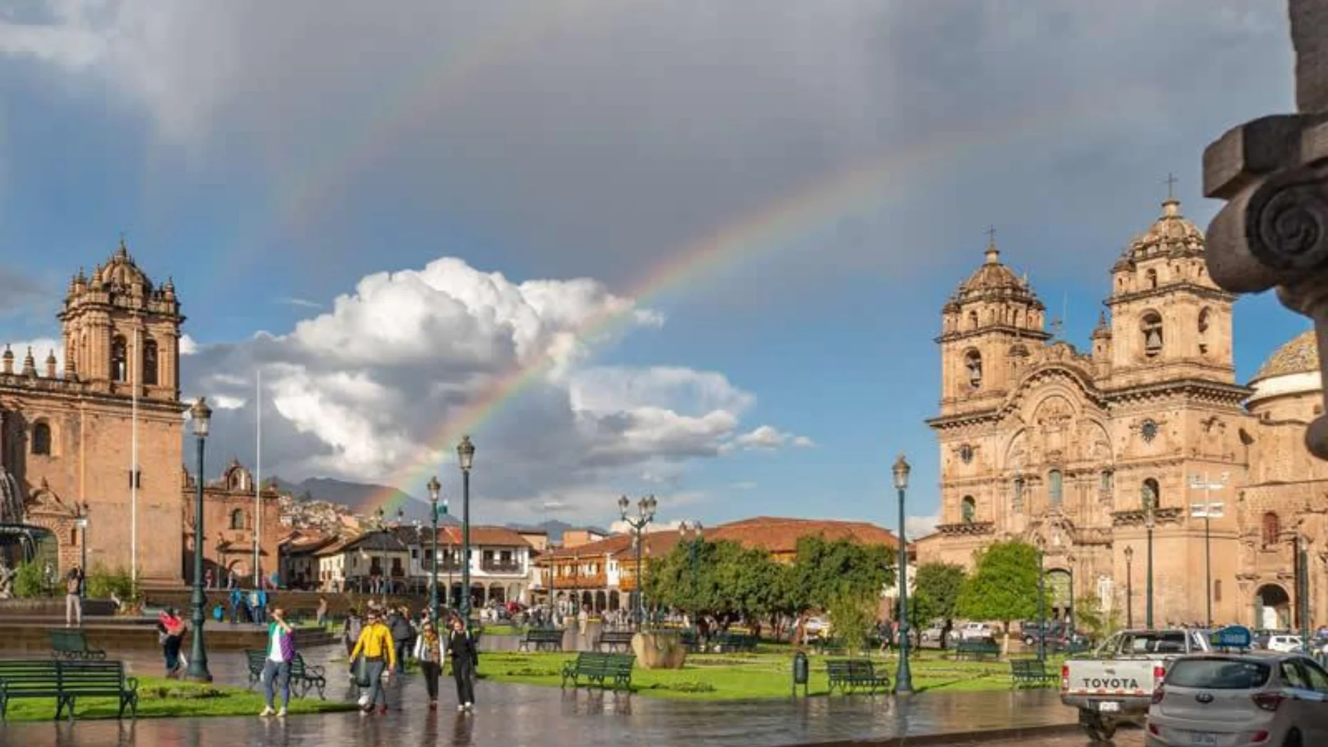 Cusco weather changes between sunny and rainy conditions