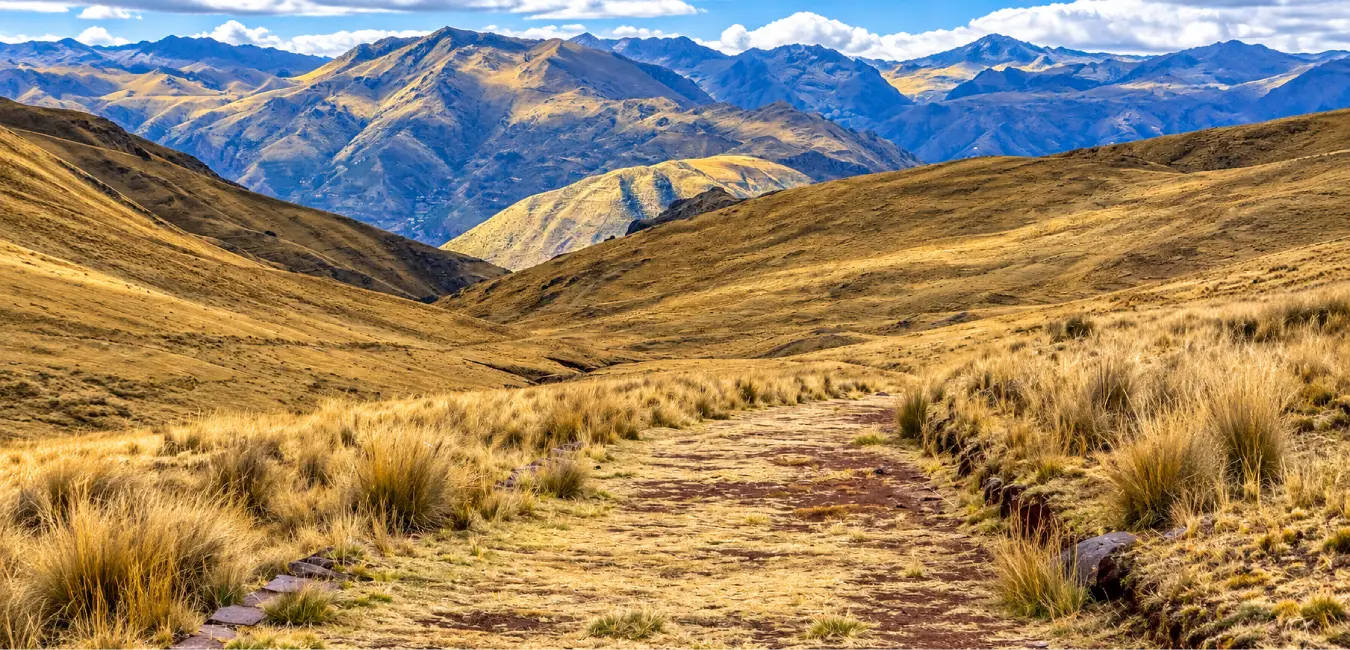 Sendero de descenso hacia Huchuy Qosqo