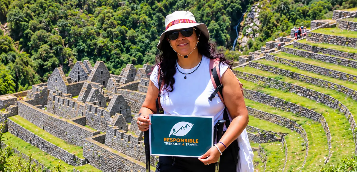 Turista en Wiñay Huayna, durante el Camino Inca
