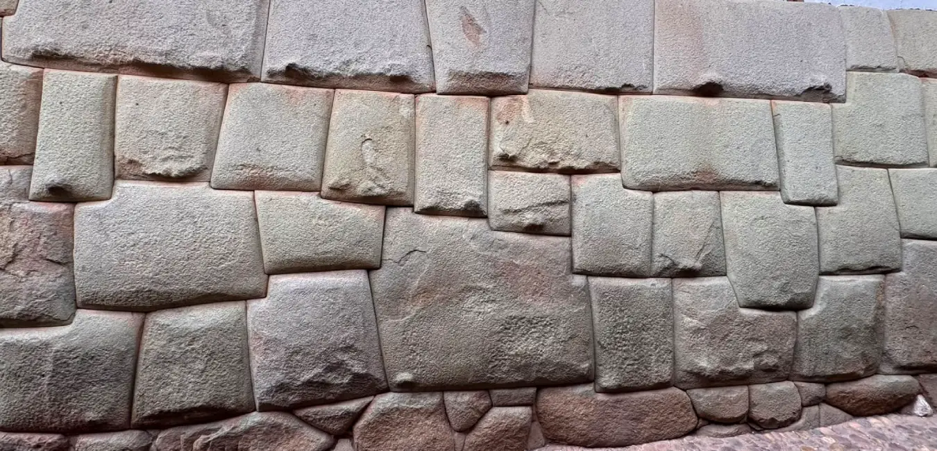 Construcción arquitectónica que sostiene la piedra de 12 ángulos
