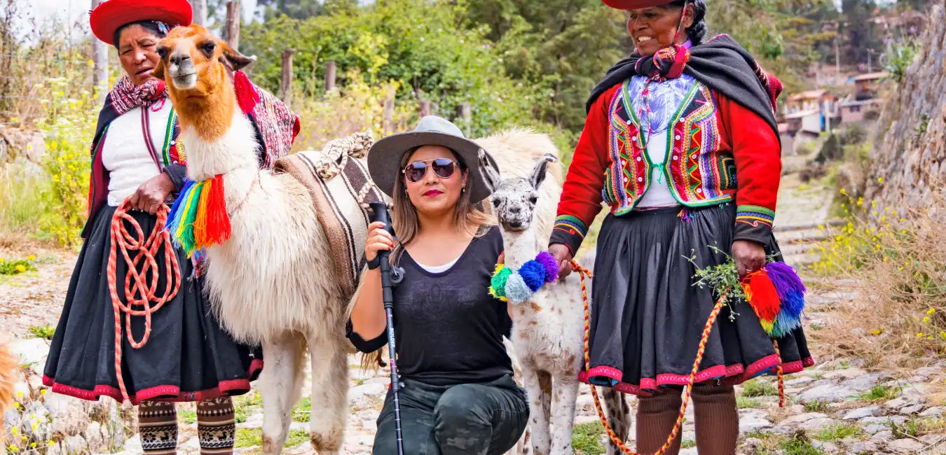 Camino por Qapac Ñan con llamas al Valle Sagrado