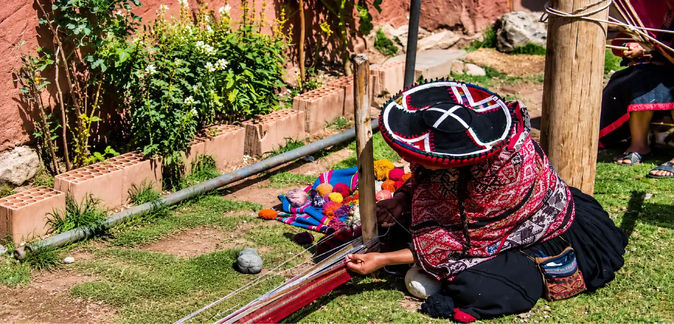 Mujer Chincherina tejiendo en el Valle Sagrado