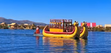 Barco de totora tradicional navegando diariamente en el lago Titicaca 