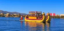 Barco de totora tradicional navegando diariamente en el lago Titicaca 